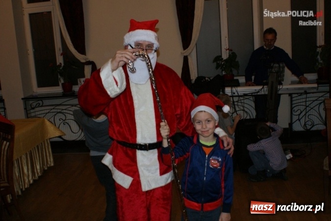Zdjęcie w galerii na portalu naszraciborz.pl: Dzieci raciborskich mundurowych na spotkaniu z Mikołajem  wiadomości z regionu