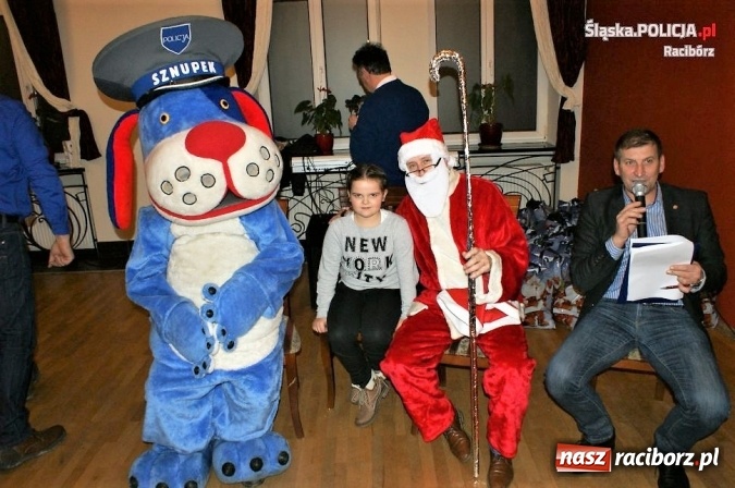Zdjęcie w galerii na portalu naszraciborz.pl: Dzieci raciborskich mundurowych na spotkaniu z Mikołajem  wiadomości z regionu