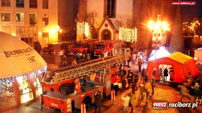 Zdjęcie w galerii na portalu naszraciborz.pl: Mikołaj ze Strażakami i biblioteką na raciborskim rynku  wiadomości z regionu
