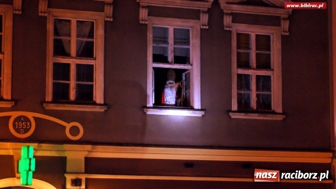 Zdjęcie w galerii na portalu naszraciborz.pl: Mikołaj ze Strażakami i biblioteką na raciborskim rynku  wiadomości z regionu