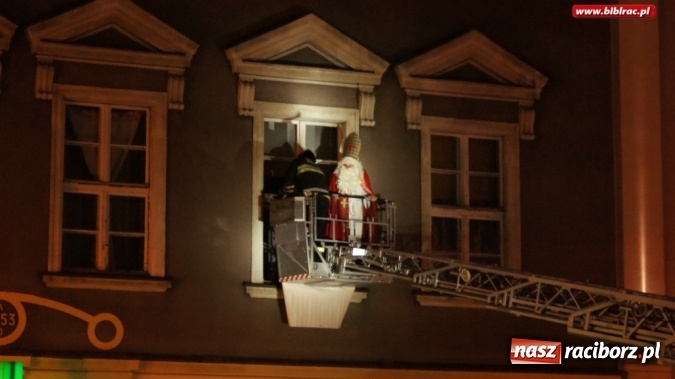 Zdjęcie w galerii na portalu naszraciborz.pl: Mikołaj ze Strażakami i biblioteką na raciborskim rynku  wiadomości z regionu