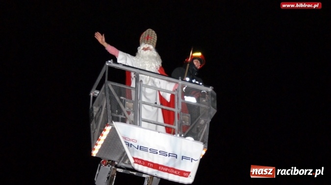 Zdjęcie w galerii na portalu naszraciborz.pl: Mikołaj ze Strażakami i biblioteką na raciborskim rynku  wiadomości z regionu
