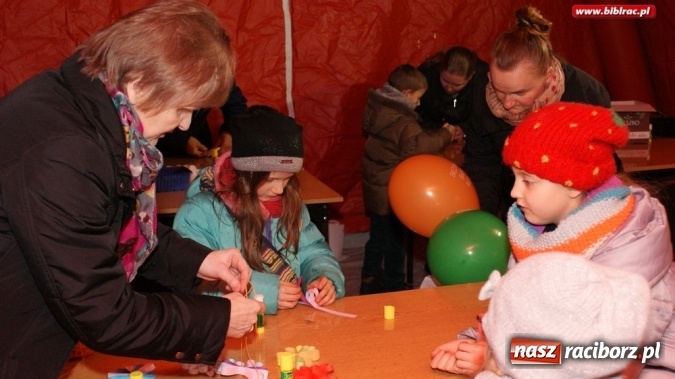 Zdjęcie w galerii na portalu naszraciborz.pl: Mikołaj ze Strażakami i biblioteką na raciborskim rynku  wiadomości z regionu
