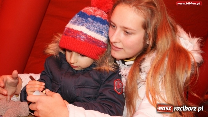 Zdjęcie w galerii na portalu naszraciborz.pl: Mikołaj ze Strażakami i biblioteką na raciborskim rynku  wiadomości z regionu