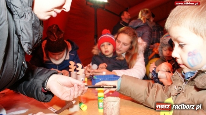 Zdjęcie w galerii na portalu naszraciborz.pl: Mikołaj ze Strażakami i biblioteką na raciborskim rynku  wiadomości z regionu