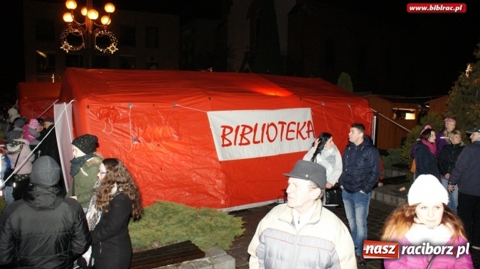 Zdjęcie w galerii na portalu naszraciborz.pl: Mikołaj ze Strażakami i biblioteką na raciborskim rynku  wiadomości z regionu
