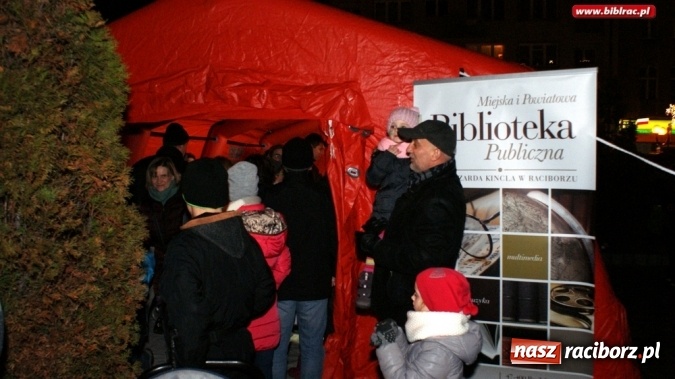 Zdjęcie w galerii na portalu naszraciborz.pl: Mikołaj ze Strażakami i biblioteką na raciborskim rynku  wiadomości z regionu