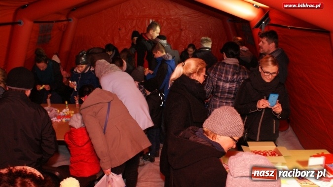 Zdjęcie w galerii na portalu naszraciborz.pl: Mikołaj ze Strażakami i biblioteką na raciborskim rynku  wiadomości z regionu