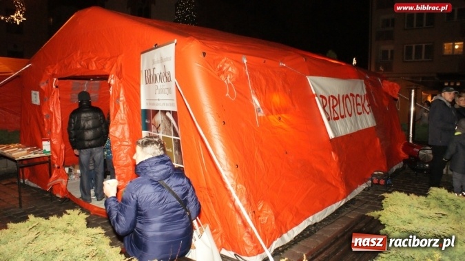 Zdjęcie w galerii na portalu naszraciborz.pl: Mikołaj ze Strażakami i biblioteką na raciborskim rynku  wiadomości z regionu