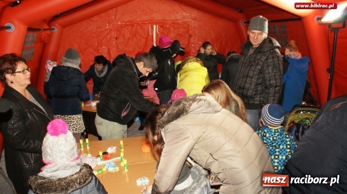 Zdjęcie w galerii na portalu naszraciborz.pl: Mikołaj ze Strażakami i biblioteką na raciborskim rynku  wiadomości z regionu