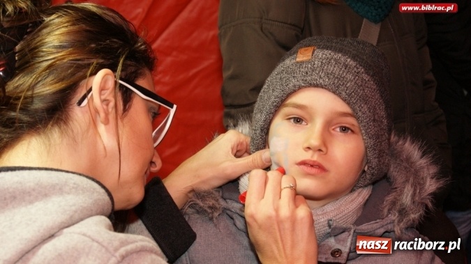 Zdjęcie w galerii na portalu naszraciborz.pl: Mikołaj ze Strażakami i biblioteką na raciborskim rynku  wiadomości z regionu