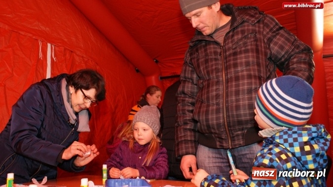 Zdjęcie w galerii na portalu naszraciborz.pl: Mikołaj ze Strażakami i biblioteką na raciborskim rynku  wiadomości z regionu