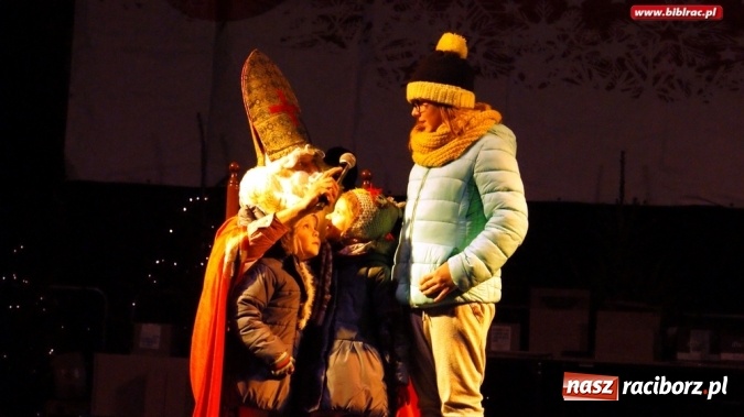 Zdjęcie w galerii na portalu naszraciborz.pl: Mikołaj ze Strażakami i biblioteką na raciborskim rynku  wiadomości z regionu