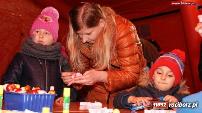 Zdjęcie w galerii na portalu naszraciborz.pl: Mikołaj ze Strażakami i biblioteką na raciborskim rynku  wiadomości z regionu