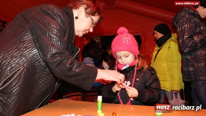 Zdjęcie w galerii na portalu naszraciborz.pl: Mikołaj ze Strażakami i biblioteką na raciborskim rynku  wiadomości z regionu