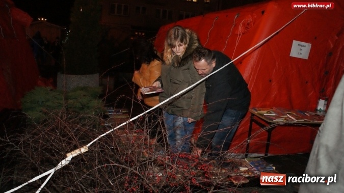 Zdjęcie w galerii na portalu naszraciborz.pl: Mikołaj ze Strażakami i biblioteką na raciborskim rynku  wiadomości z regionu