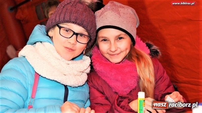 Zdjęcie w galerii na portalu naszraciborz.pl: Mikołaj ze Strażakami i biblioteką na raciborskim rynku  wiadomości z regionu