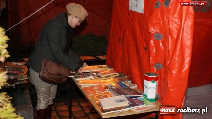 Zdjęcie w galerii na portalu naszraciborz.pl: Mikołaj ze Strażakami i biblioteką na raciborskim rynku  wiadomości z regionu