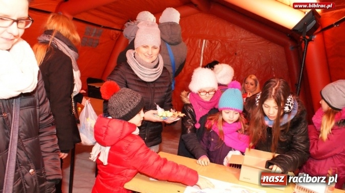 Zdjęcie w galerii na portalu naszraciborz.pl: Mikołaj ze Strażakami i biblioteką na raciborskim rynku  wiadomości z regionu