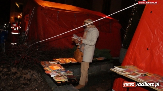 Zdjęcie w galerii na portalu naszraciborz.pl: Mikołaj ze Strażakami i biblioteką na raciborskim rynku  wiadomości z regionu