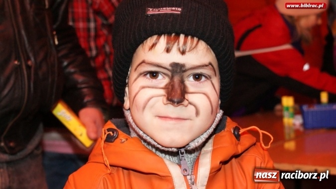 Zdjęcie w galerii na portalu naszraciborz.pl: Mikołaj ze Strażakami i biblioteką na raciborskim rynku  wiadomości z regionu