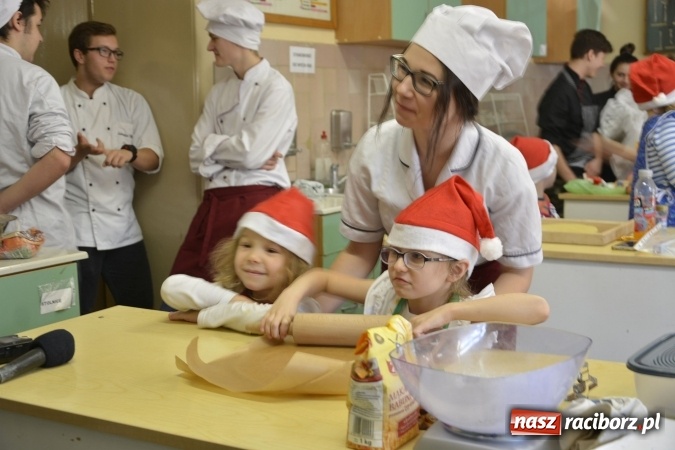 Zdjęcie w galerii na portalu naszraciborz.pl: Mikołaje z Osiemnastki kucharzyły w CKZiU nr 1 wiadomości z regionu