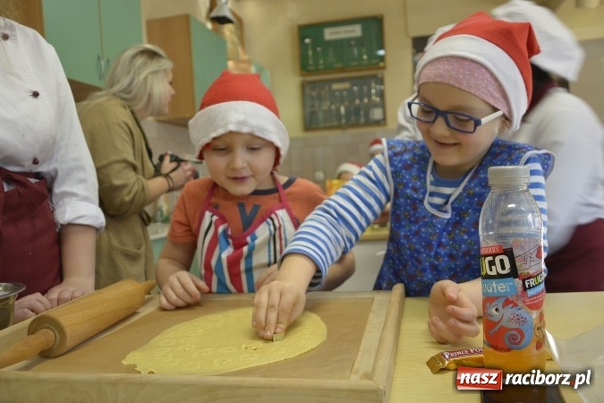 Zdjęcie w galerii na portalu naszraciborz.pl: Mikołaje z Osiemnastki kucharzyły w CKZiU nr 1 wiadomości z regionu