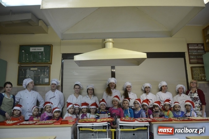 Zdjęcie w galerii na portalu naszraciborz.pl: Mikołaje z Osiemnastki kucharzyły w CKZiU nr 1 wiadomości z regionu
