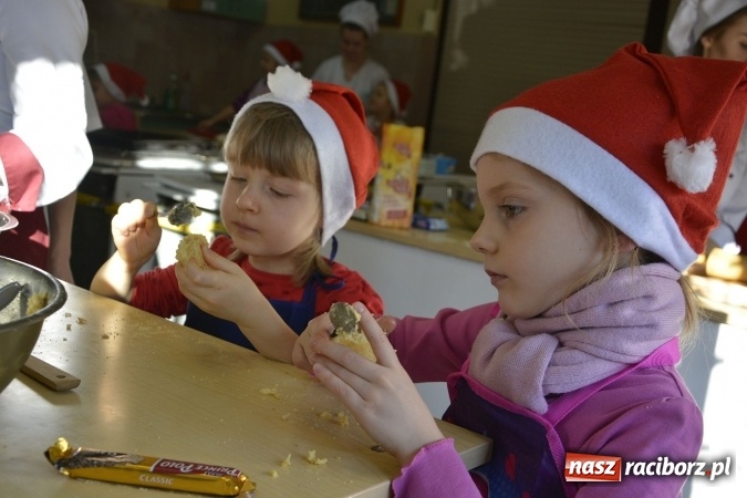 Zdjęcie w galerii na portalu naszraciborz.pl: Mikołaje z Osiemnastki kucharzyły w CKZiU nr 1 wiadomości z regionu