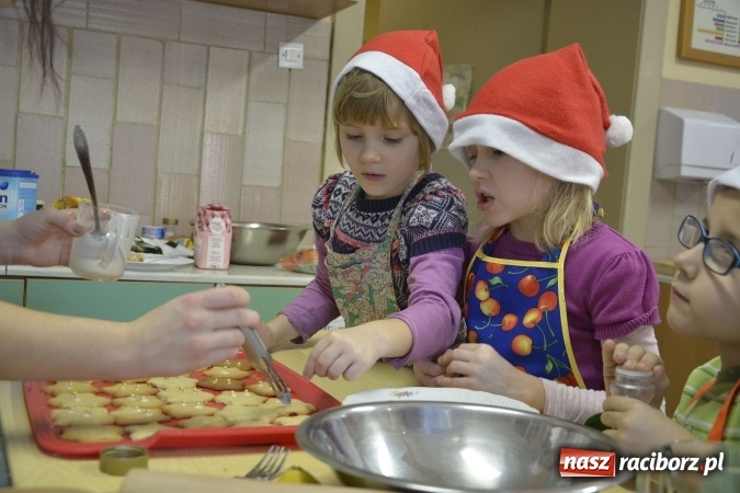 Zdjęcie w galerii na portalu naszraciborz.pl: Mikołaje z Osiemnastki kucharzyły w CKZiU nr 1 wiadomości z regionu