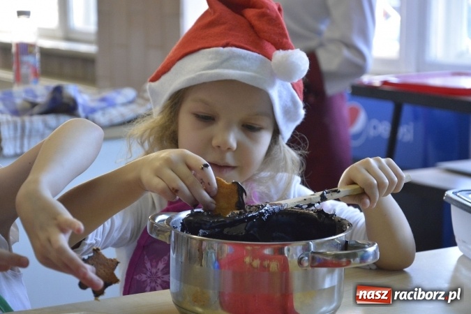 Zdjęcie w galerii na portalu naszraciborz.pl: Mikołaje z Osiemnastki kucharzyły w CKZiU nr 1 wiadomości z regionu