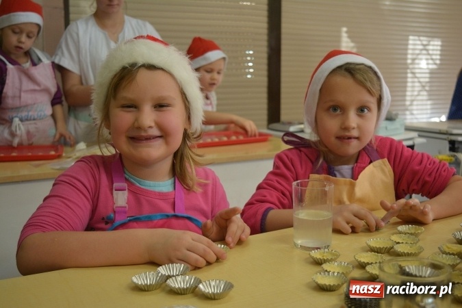 Zdjęcie w galerii na portalu naszraciborz.pl: Mikołaje z Osiemnastki kucharzyły w CKZiU nr 1 wiadomości z regionu