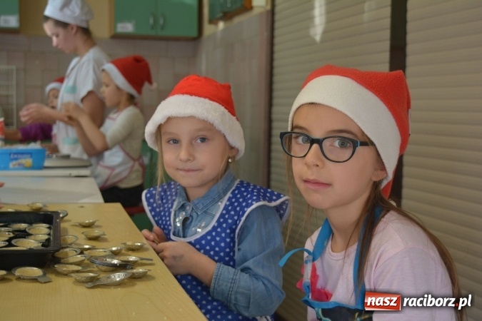 Zdjęcie w galerii na portalu naszraciborz.pl: Mikołaje z Osiemnastki kucharzyły w CKZiU nr 1 wiadomości z regionu