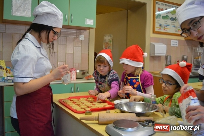 Zdjęcie w galerii na portalu naszraciborz.pl: Mikołaje z Osiemnastki kucharzyły w CKZiU nr 1 wiadomości z regionu