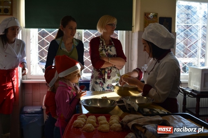 Zdjęcie w galerii na portalu naszraciborz.pl: Mikołaje z Osiemnastki kucharzyły w CKZiU nr 1 wiadomości z regionu