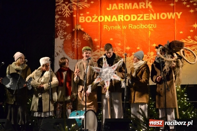 Zdjęcie w galerii na portalu naszraciborz.pl: Strzecha i Tetraedr na raciborskim jarmarku wiadomości z regionu
