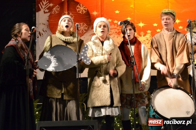 Zdjęcie w galerii na portalu naszraciborz.pl: Strzecha i Tetraedr na raciborskim jarmarku wiadomości z regionu