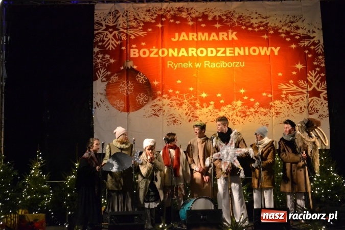 Zdjęcie w galerii na portalu naszraciborz.pl: Strzecha i Tetraedr na raciborskim jarmarku wiadomości z regionu