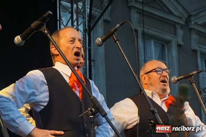 Zdjęcie w galerii na portalu naszraciborz.pl: Strzecha i Tetraedr na raciborskim jarmarku wiadomości z regionu