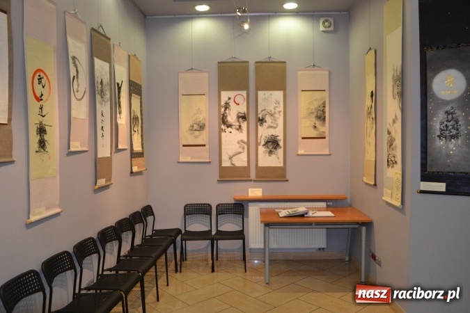 Zdjęcie w galerii na portalu naszraciborz.pl: W Galerii OBOK odbył się wernisaż wystawy pt. Kłaniając się wiśni  wiadomości z regionu