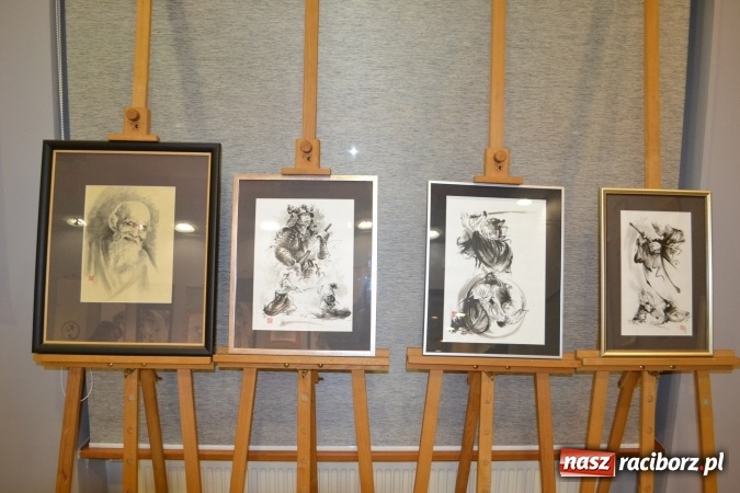 Zdjęcie w galerii na portalu naszraciborz.pl: W Galerii OBOK odbył się wernisaż wystawy pt. Kłaniając się wiśni  wiadomości z regionu