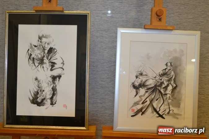 Zdjęcie w galerii na portalu naszraciborz.pl: W Galerii OBOK odbył się wernisaż wystawy pt. Kłaniając się wiśni  wiadomości z regionu