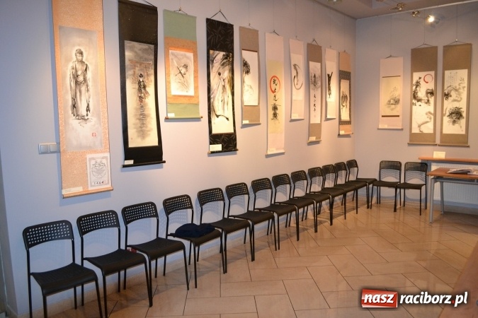 Zdjęcie w galerii na portalu naszraciborz.pl: W Galerii OBOK odbył się wernisaż wystawy pt. Kłaniając się wiśni  wiadomości z regionu