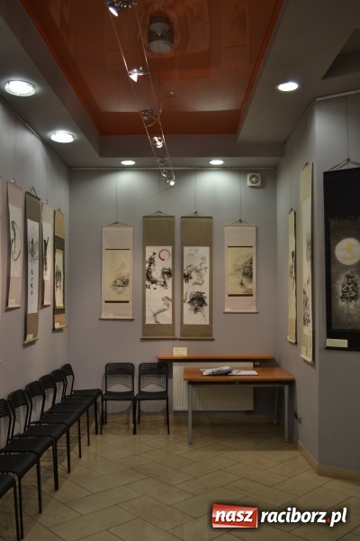 Zdjęcie w galerii na portalu naszraciborz.pl: W Galerii OBOK odbył się wernisaż wystawy pt. Kłaniając się wiśni  wiadomości z regionu