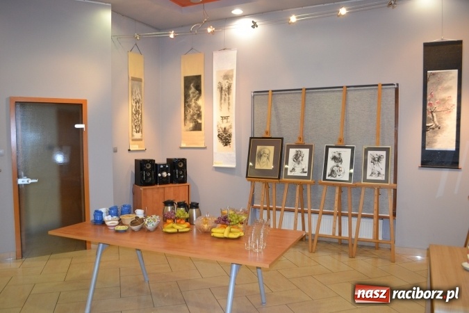 Zdjęcie w galerii na portalu naszraciborz.pl: W Galerii OBOK odbył się wernisaż wystawy pt. Kłaniając się wiśni  wiadomości z regionu