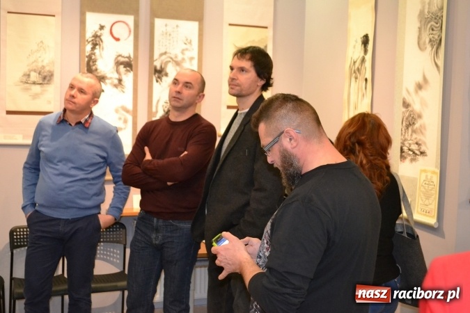 Zdjęcie w galerii na portalu naszraciborz.pl: W Galerii OBOK odbył się wernisaż wystawy pt. Kłaniając się wiśni  wiadomości z regionu