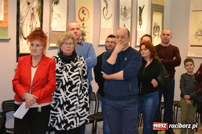 Zdjęcie w galerii na portalu naszraciborz.pl: W Galerii OBOK odbył się wernisaż wystawy pt. Kłaniając się wiśni  wiadomości z regionu