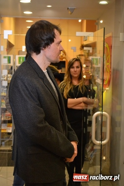 Zdjęcie w galerii na portalu naszraciborz.pl: W Galerii OBOK odbył się wernisaż wystawy pt. Kłaniając się wiśni  wiadomości z regionu