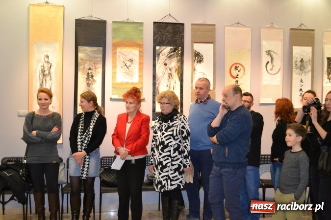 Zdjęcie w galerii na portalu naszraciborz.pl: W Galerii OBOK odbył się wernisaż wystawy pt. Kłaniając się wiśni  wiadomości z regionu