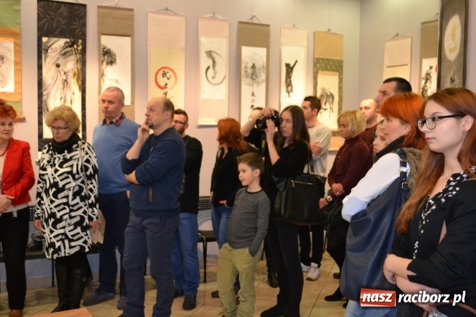 Zdjęcie w galerii na portalu naszraciborz.pl: W Galerii OBOK odbył się wernisaż wystawy pt. Kłaniając się wiśni  wiadomości z regionu